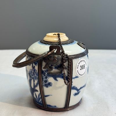 A Chinese blue and white porcelain jar, later adapted as a Vietnamese water pipe — foto 2