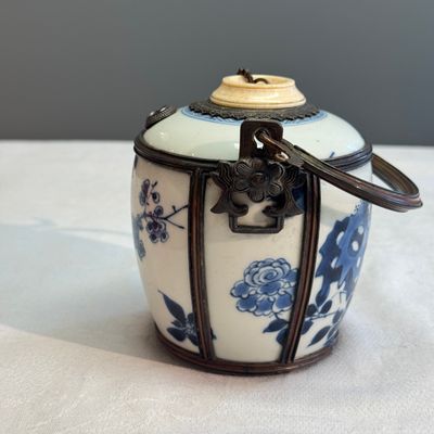 A Chinese blue and white porcelain jar, later adapted as a Vietnamese water pipe — foto 3