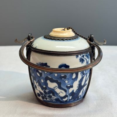 A Chinese blue and white porcelain jar, later adapted as a Vietnamese water pipe — foto 4