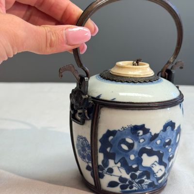 A Chinese blue and white porcelain jar, later adapted as a Vietnamese water pipe — foto 5