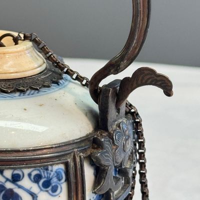 A Chinese blue and white porcelain jar, later adapted as a Vietnamese water pipe — foto 6