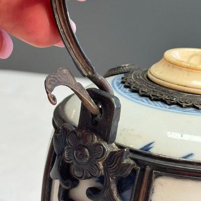 A Chinese blue and white porcelain jar, later adapted as a Vietnamese water pipe — foto 7