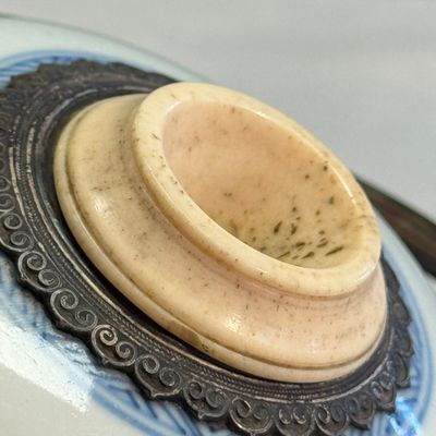 A Chinese blue and white porcelain jar, later adapted as a Vietnamese water pipe — foto 9
