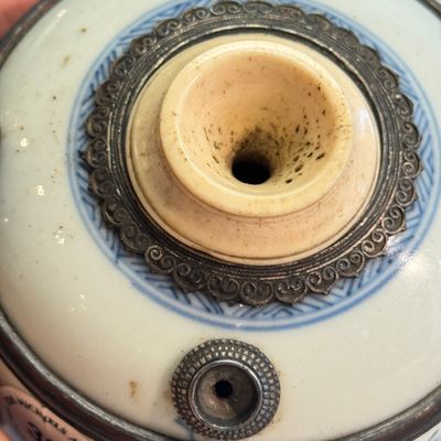 A Chinese blue and white porcelain jar, later adapted as a Vietnamese water pipe — foto 10