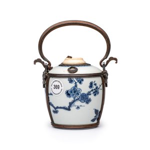 A Chinese blue and white porcelain jar, later adapted as a Vietnamese water pipe — foto 1