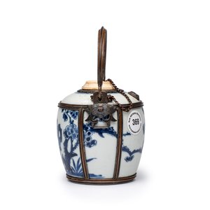 A Chinese blue and white porcelain jar, later adapted as a Vietnamese water pipe — foto 2