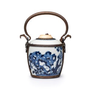 A Chinese blue and white porcelain jar, later adapted as a Vietnamese water pipe — foto 3