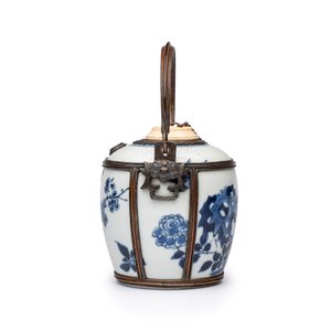A Chinese blue and white porcelain jar, later adapted as a Vietnamese water pipe — foto 4