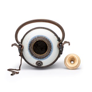 A Chinese blue and white porcelain jar, later adapted as a Vietnamese water pipe — foto 5
