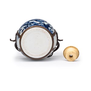 A Chinese blue and white porcelain jar, later adapted as a Vietnamese water pipe — foto 6