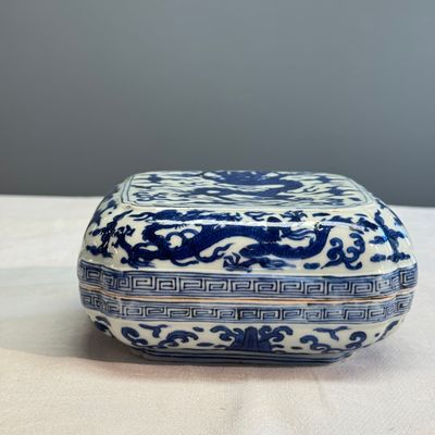 A Chinese blue and white quatrefoil 'Dragon' box and cover — 照片 1