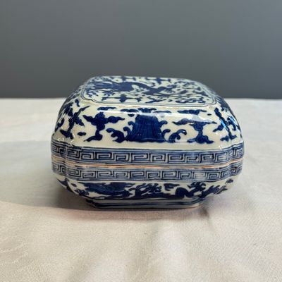 A Chinese blue and white quatrefoil 'Dragon' box and cover — 照片 2