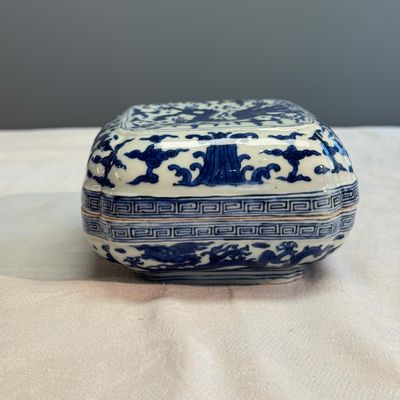 A Chinese blue and white quatrefoil 'Dragon' box and cover — 照片 3