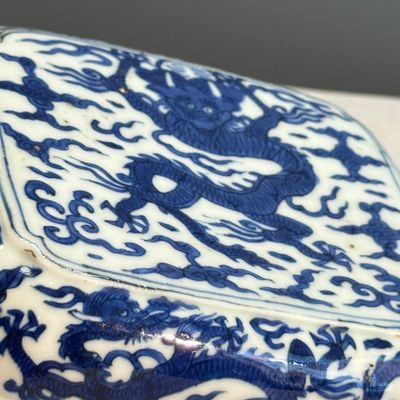 A Chinese blue and white quatrefoil 'Dragon' box and cover — 照片 31