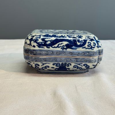 A Chinese blue and white quatrefoil 'Dragon' box and cover — 照片 4