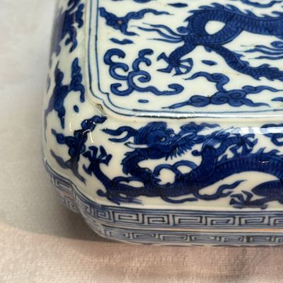 A Chinese blue and white quatrefoil 'Dragon' box and cover — 照片 5