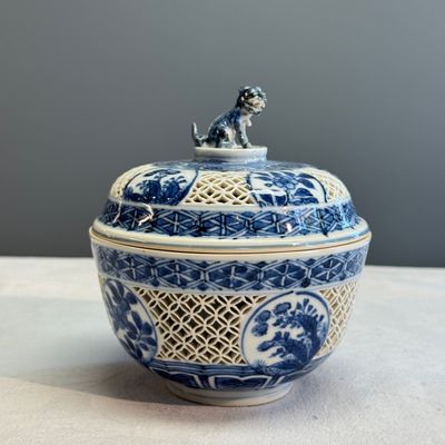 A Chinese blue and white reticulated 'Linglong' bowl and cover — 照片 1