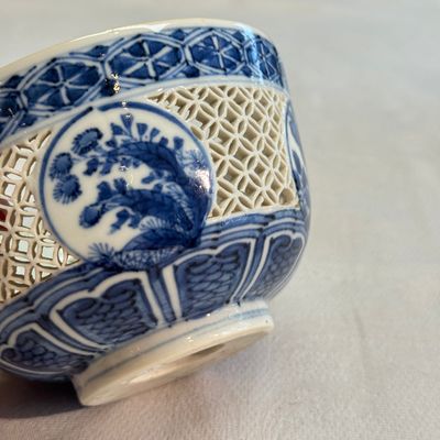 A Chinese blue and white reticulated 'Linglong' bowl and cover — 照片 14
