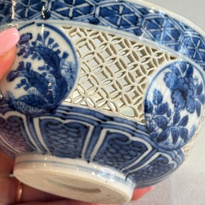 A Chinese blue and white reticulated 'Linglong' bowl and cover — 照片 15