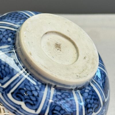 A Chinese blue and white reticulated 'Linglong' bowl and cover — 照片 17
