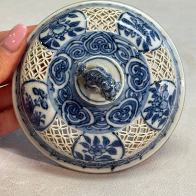 A Chinese blue and white reticulated 'Linglong' bowl and cover — 照片 19