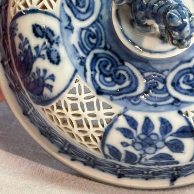 A Chinese blue and white reticulated 'Linglong' bowl and cover — 照片 20