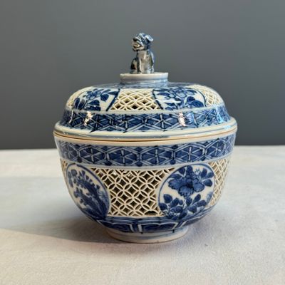 A Chinese blue and white reticulated 'Linglong' bowl and cover — 照片 2