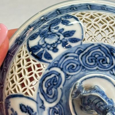 A Chinese blue and white reticulated 'Linglong' bowl and cover — 照片 21