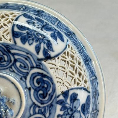 A Chinese blue and white reticulated 'Linglong' bowl and cover — 照片 22