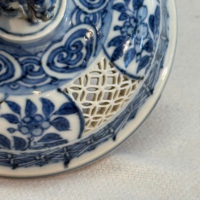 A Chinese blue and white reticulated 'Linglong' bowl and cover — 照片 23