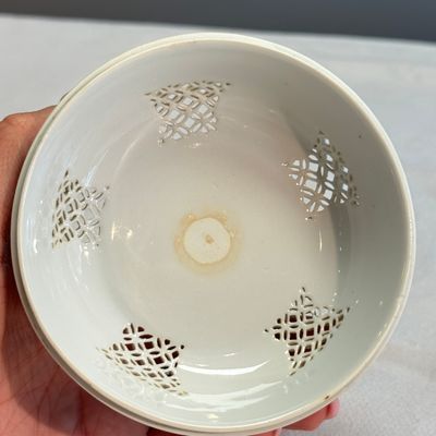 A Chinese blue and white reticulated 'Linglong' bowl and cover — 照片 25