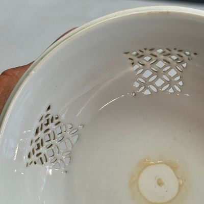 A Chinese blue and white reticulated 'Linglong' bowl and cover — 照片 27