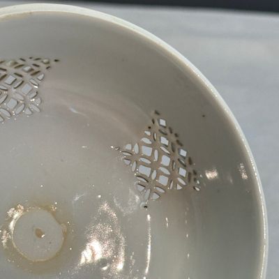 A Chinese blue and white reticulated 'Linglong' bowl and cover — 照片 28