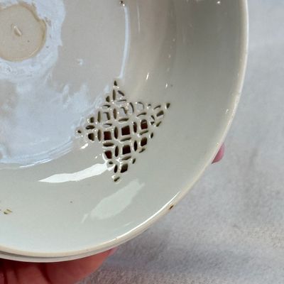 A Chinese blue and white reticulated 'Linglong' bowl and cover — 照片 29