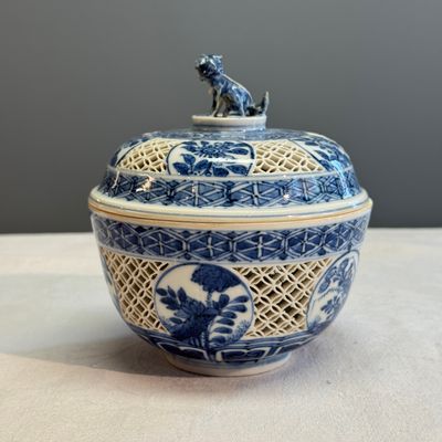 A Chinese blue and white reticulated 'Linglong' bowl and cover — 照片 3