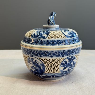 A Chinese blue and white reticulated 'Linglong' bowl and cover — 照片 4