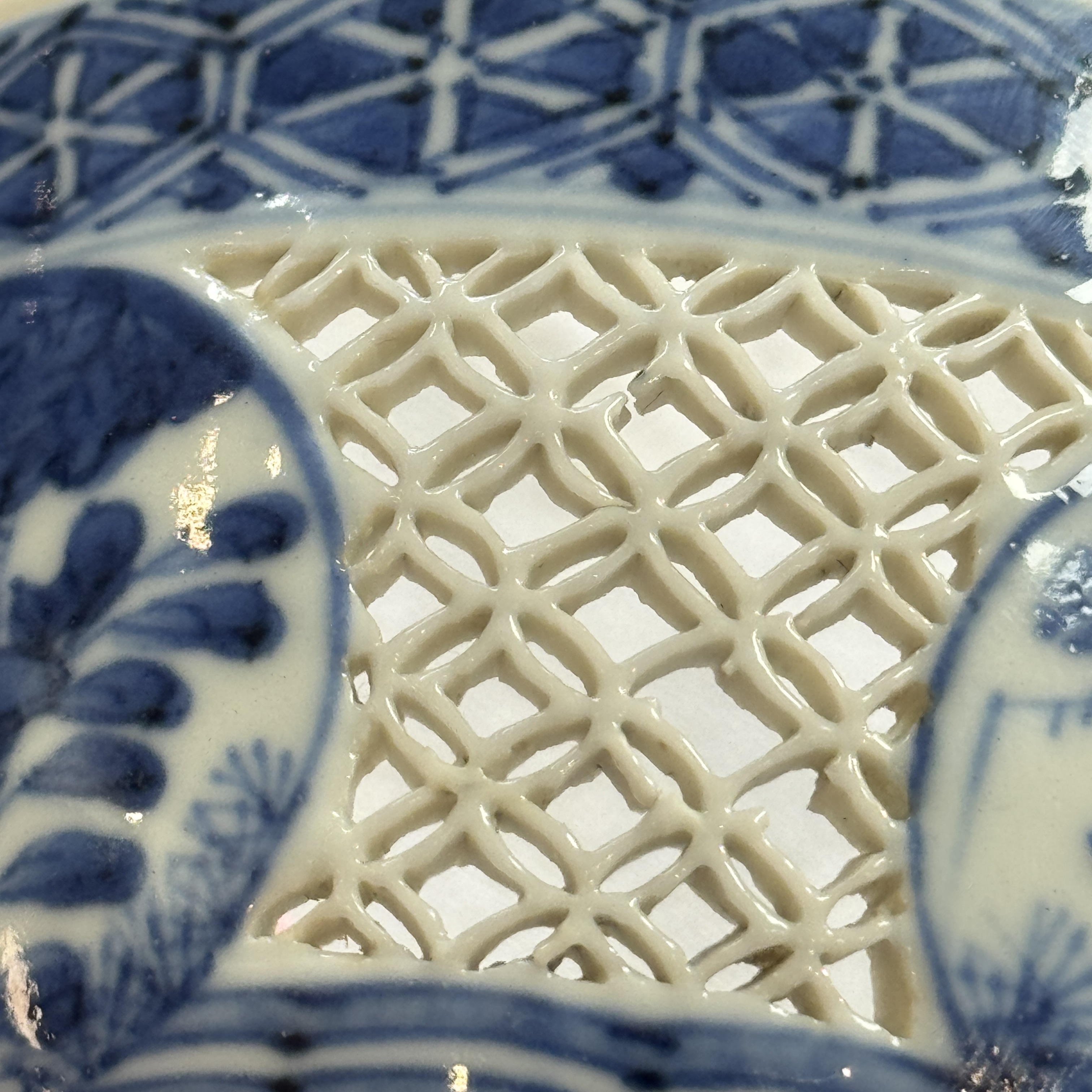 A Chinese blue and white reticulated 'Linglong' bowl and cover — 照片 33