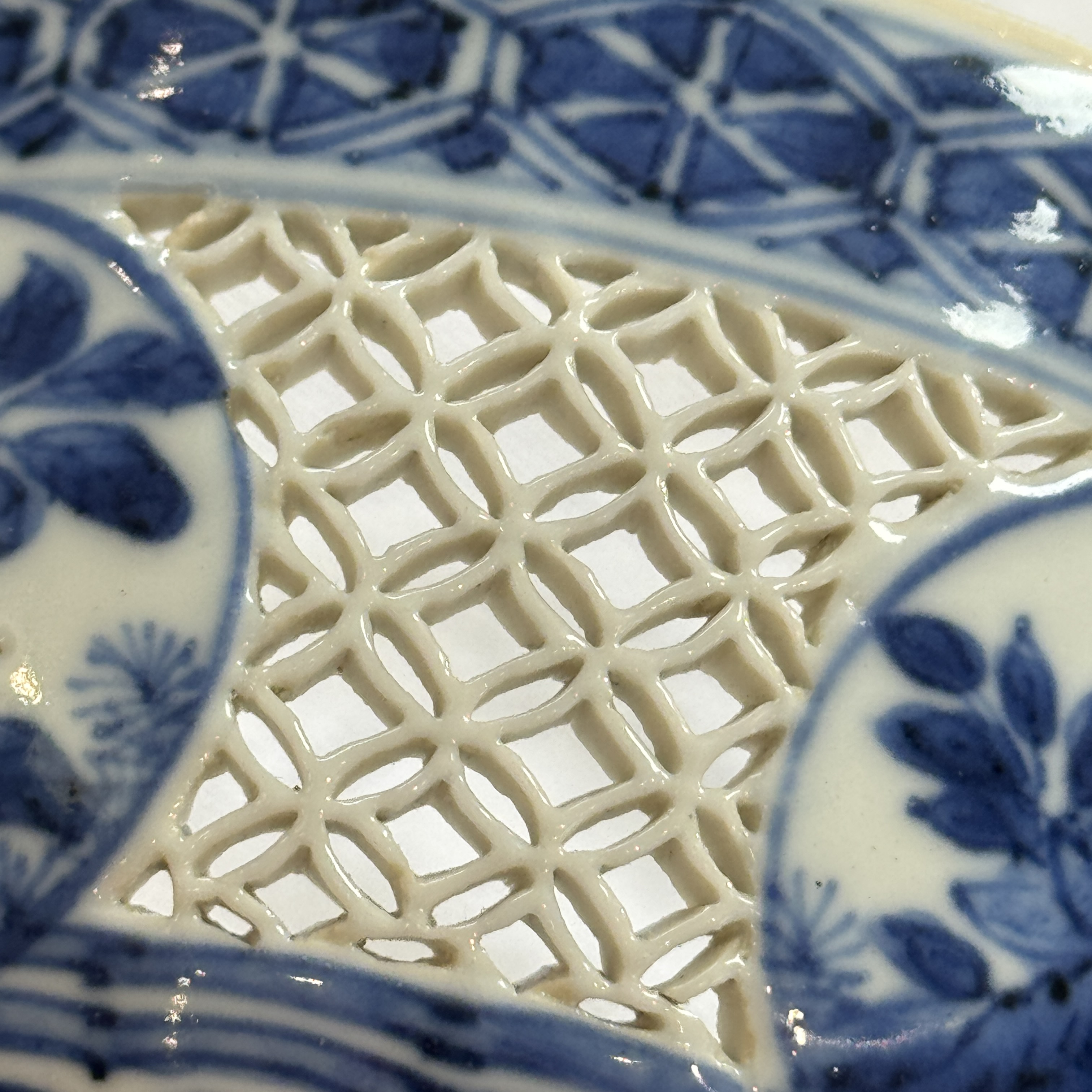 A Chinese blue and white reticulated 'Linglong' bowl and cover — 照片 34