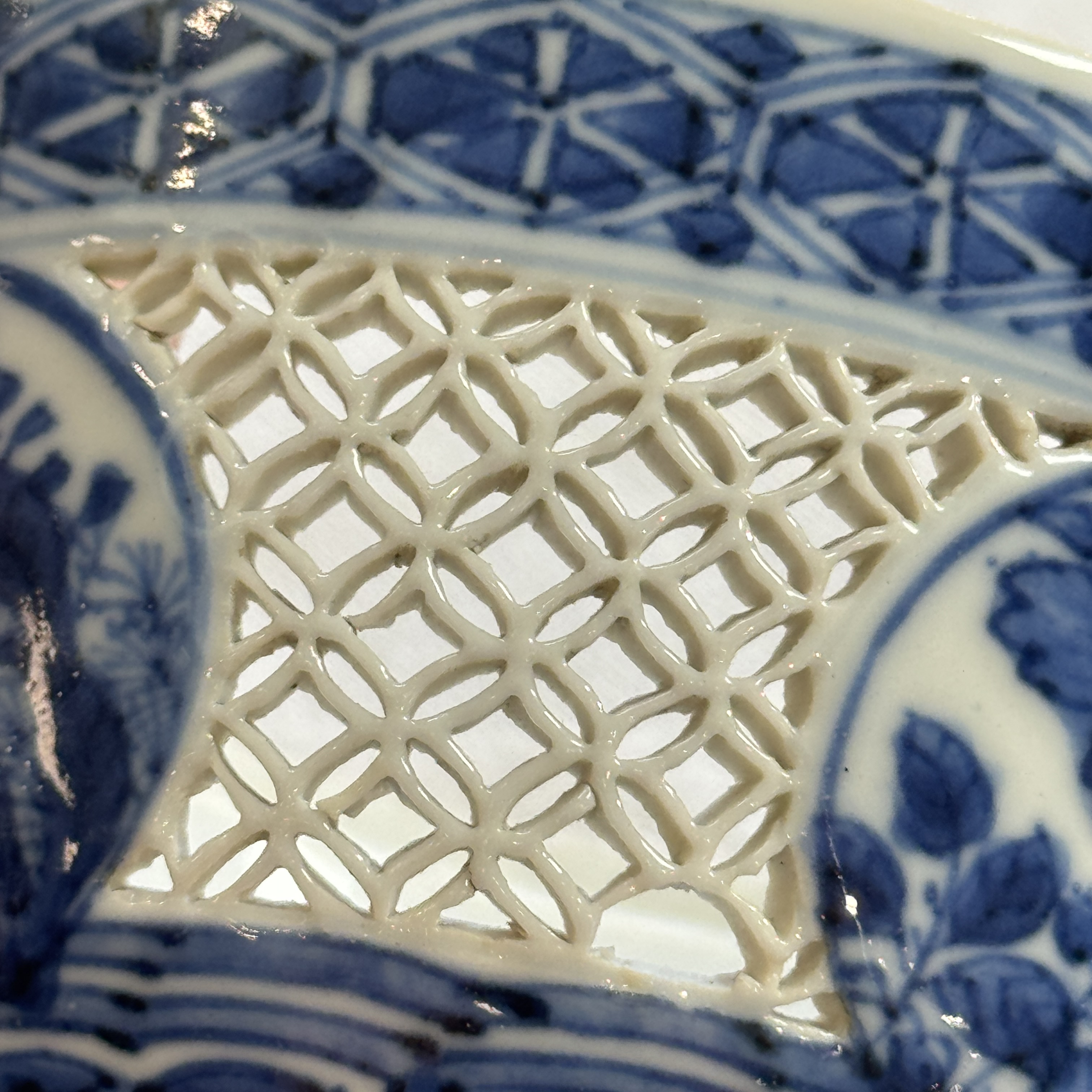 A Chinese blue and white reticulated 'Linglong' bowl and cover — 照片 35