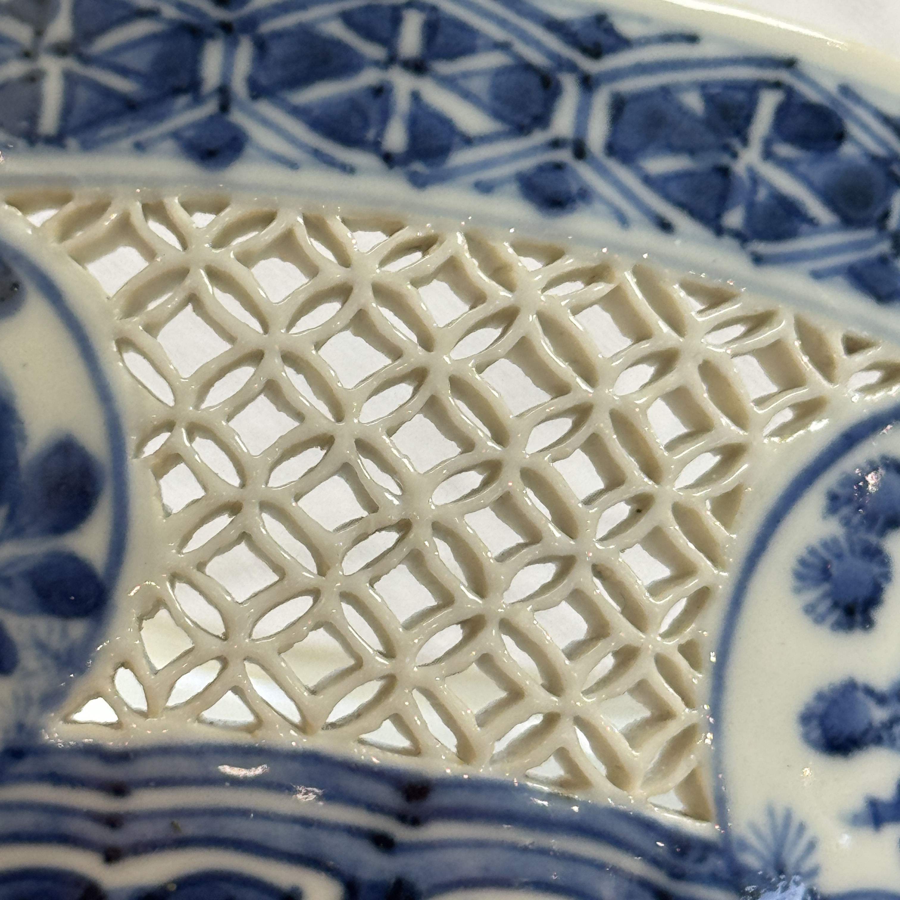 A Chinese blue and white reticulated 'Linglong' bowl and cover — 照片 36