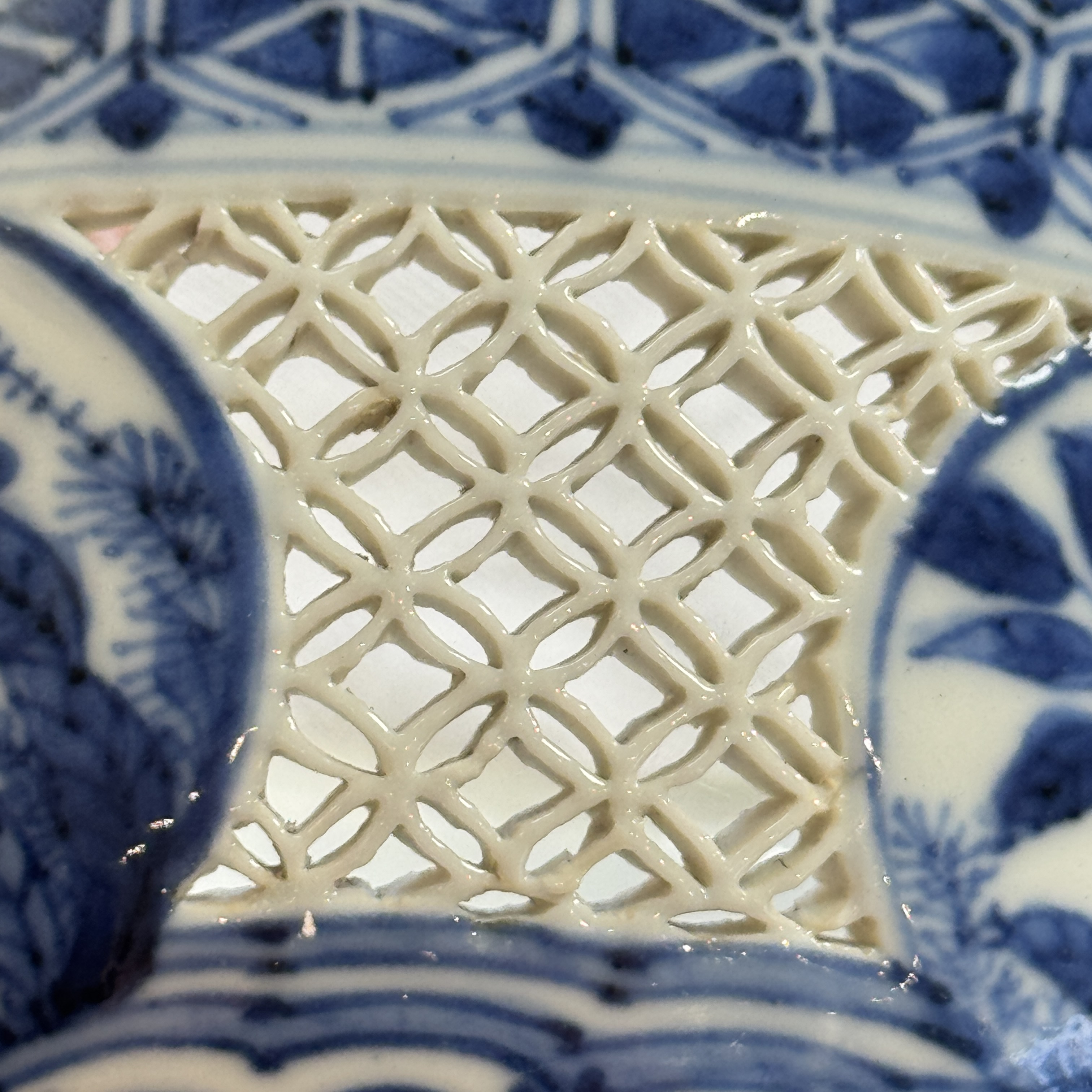 A Chinese blue and white reticulated 'Linglong' bowl and cover — 照片 37