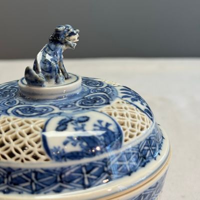 A Chinese blue and white reticulated 'Linglong' bowl and cover — 照片 6