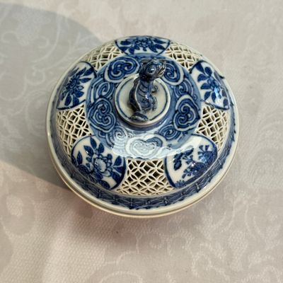 A Chinese blue and white reticulated 'Linglong' bowl and cover — 照片 7