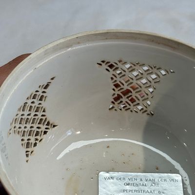 A Chinese blue and white reticulated 'Linglong' bowl and cover — 照片 10