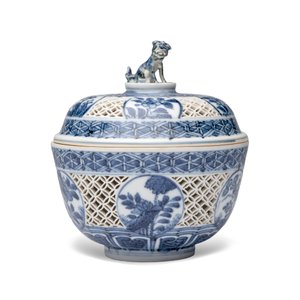 A Chinese blue and white reticulated 'Linglong' bowl and cover — 照片 1
