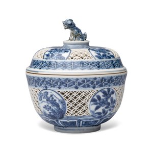 A Chinese blue and white reticulated 'Linglong' bowl and cover — 照片 2