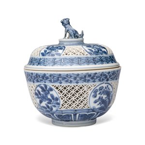 A Chinese blue and white reticulated 'Linglong' bowl and cover — 照片 3
