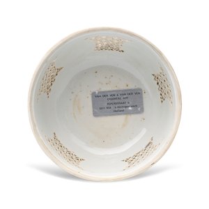 A Chinese blue and white reticulated 'Linglong' bowl and cover — 照片 5