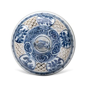 A Chinese blue and white reticulated 'Linglong' bowl and cover — 照片 7