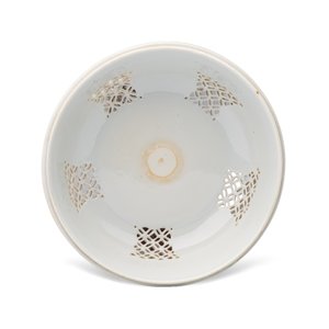 A Chinese blue and white reticulated 'Linglong' bowl and cover — 照片 8